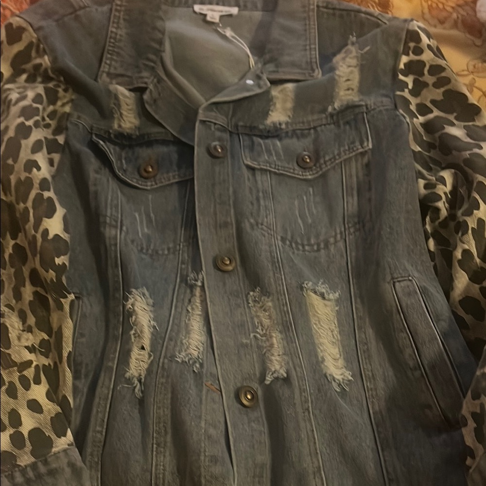Stylish Denim Jacket with Leopard Print Sleeves
